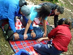 Hikers preform emergency first AID REC 3